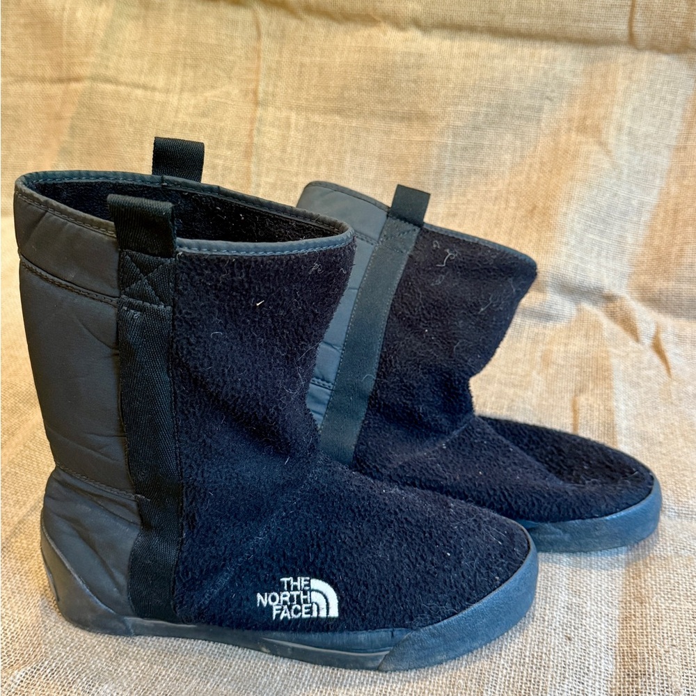 The North Face Black Pull-On Winter Boots with Secret Zip Pocket